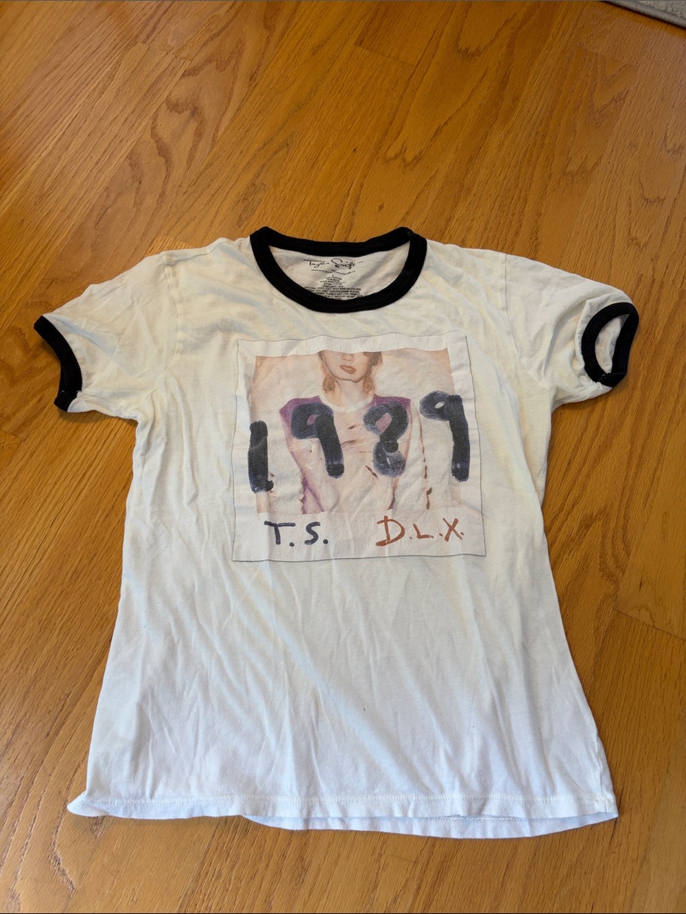 Taylor Swift 1989 T-Shirt size Large - Picture 1 of 6